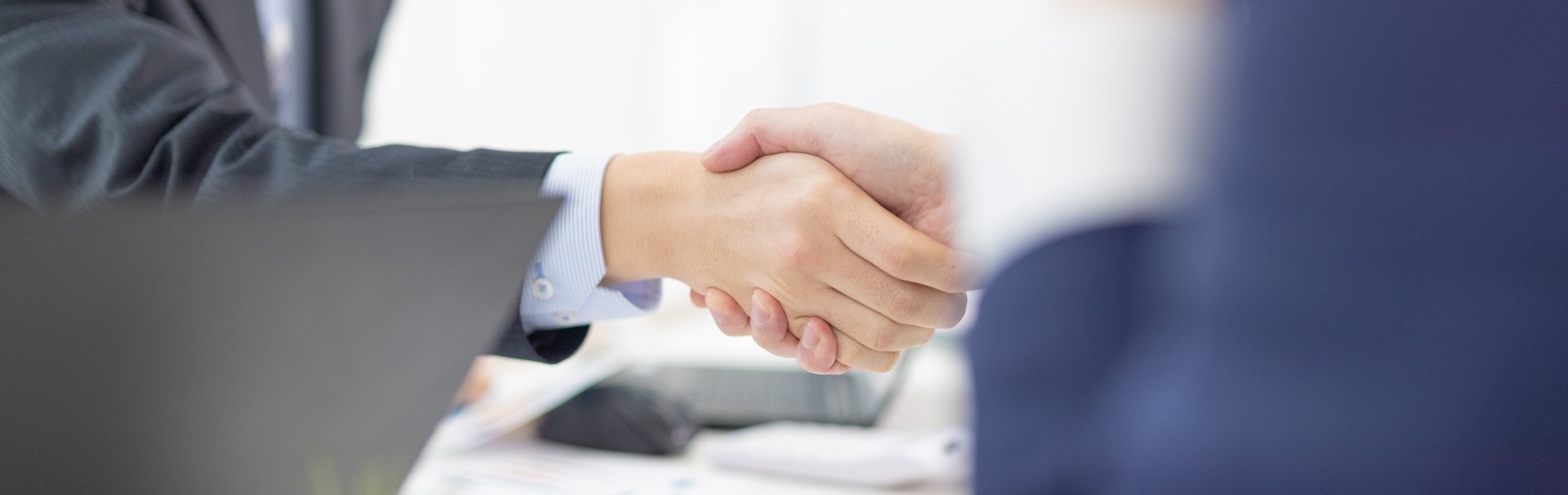 外国人材採用コンサルティングの握手イメージ